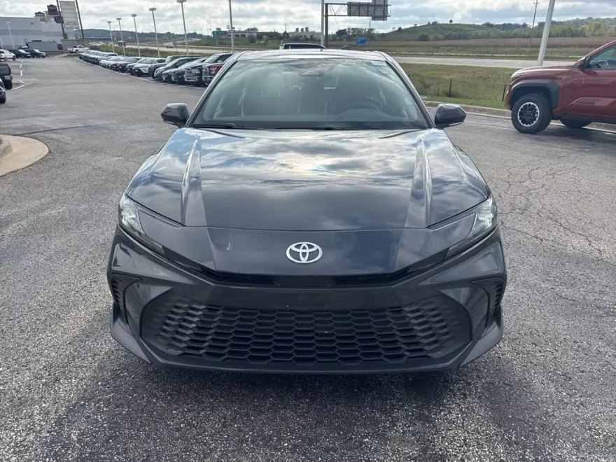 2025 Toyota Camry SE photo 1
