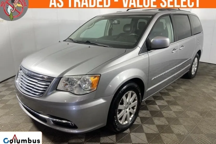 2016 Chrysler Town & Country Touring photo 1