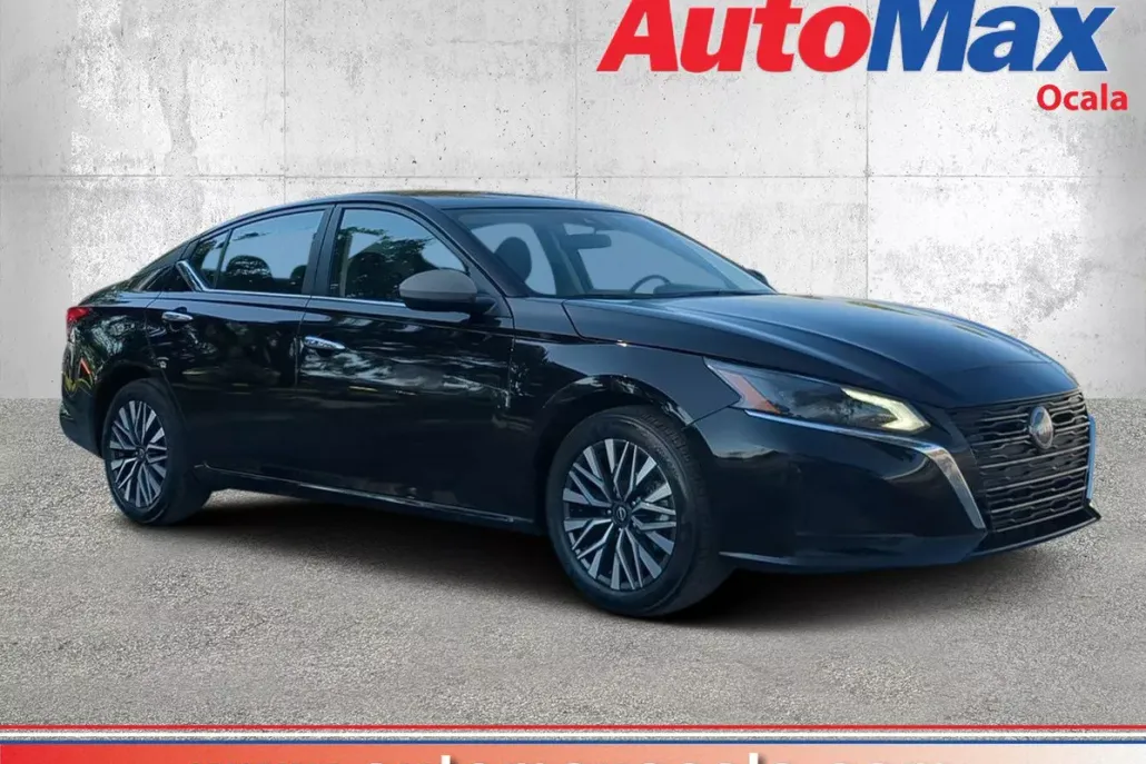 2025 Nissan Altima SV photo 1