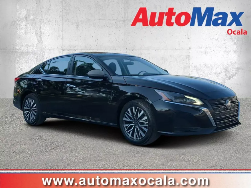 2025 Nissan Altima SV photo 1