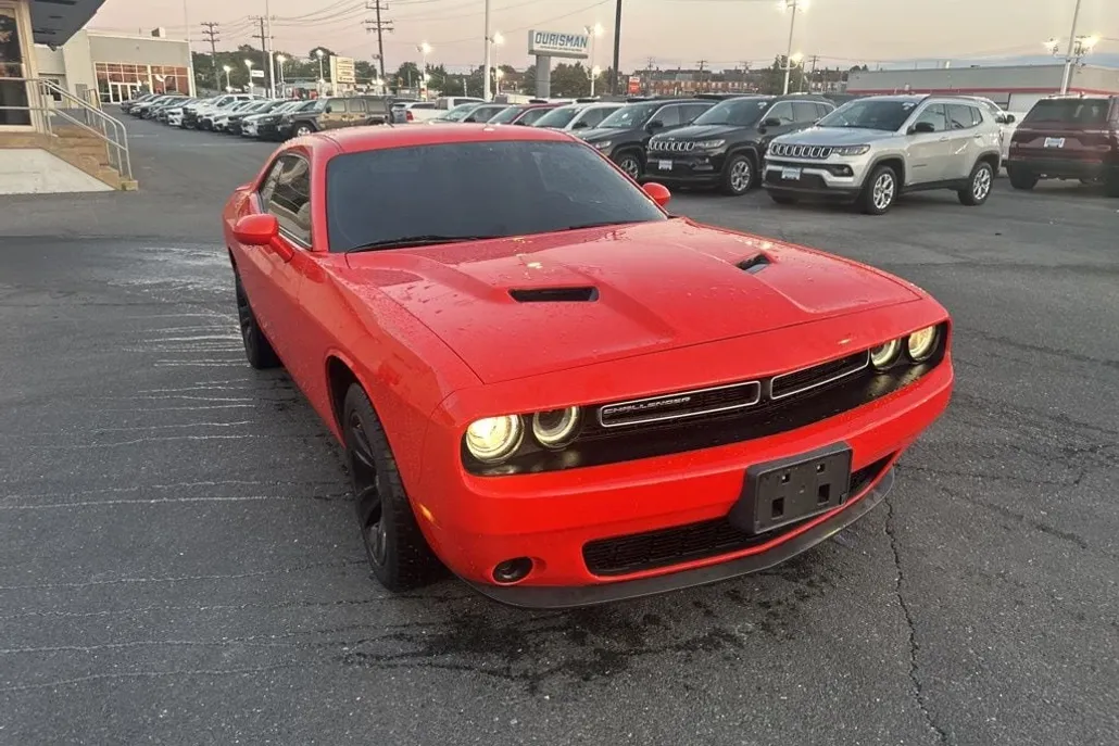 2019 Dodge Challenger SXT photo 1