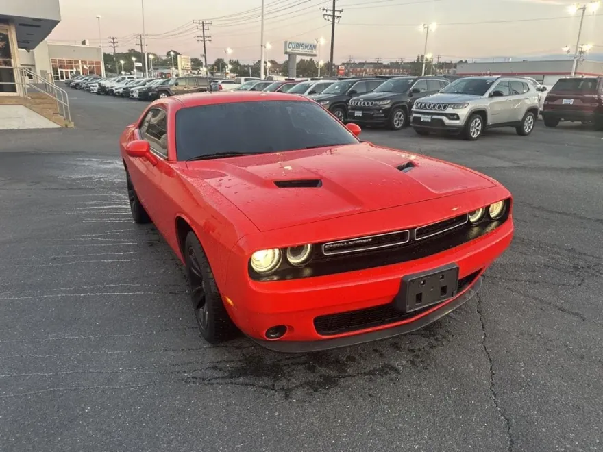 2019 Dodge Challenger SXT photo 1