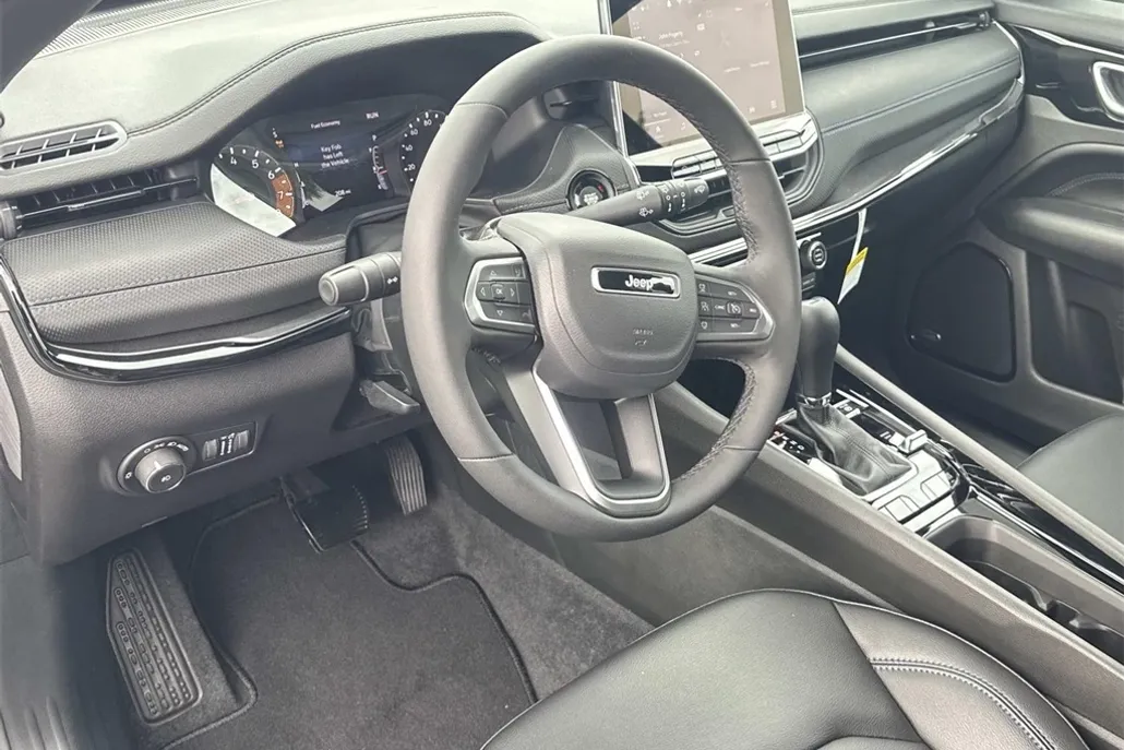 2025 Jeep Compass Limited photo 1