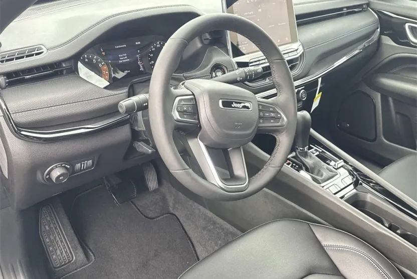 2025 Jeep Compass Limited photo 1
