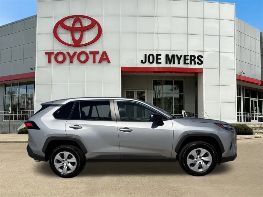 2024 Toyota RAV4 LE photo 1