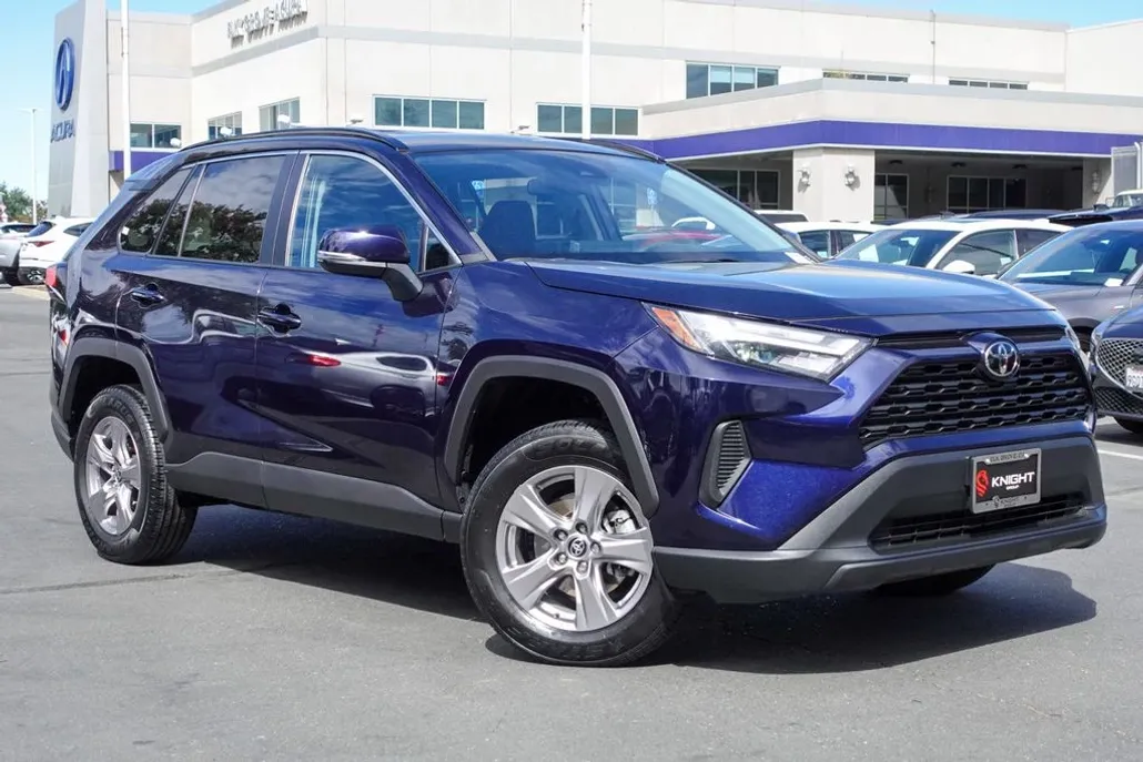 2023 Toyota RAV4 XLE photo 1