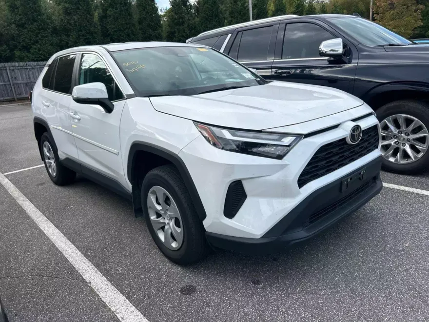 2024 Toyota RAV4 LE photo 1