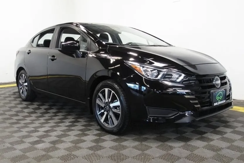 2023 Nissan Versa 1.6 SV photo 1