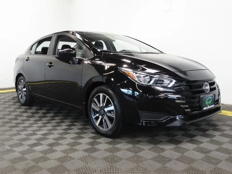 2023 Nissan Versa 1.6 SV photo 1