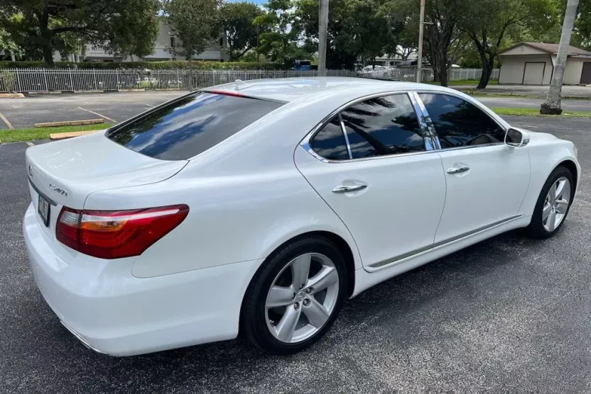 2010 Lexus LS 460 photo 1