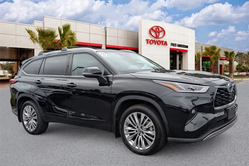 2023 Toyota Highlander Platinum photo 1