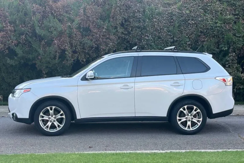 2015 Mitsubishi Outlander SE photo 1