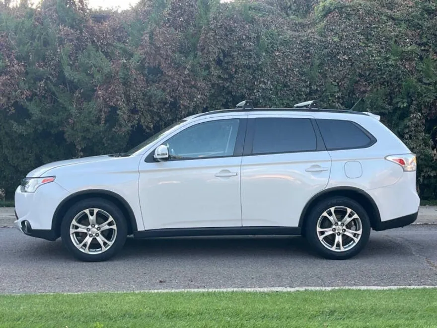 2015 Mitsubishi Outlander SE photo 1