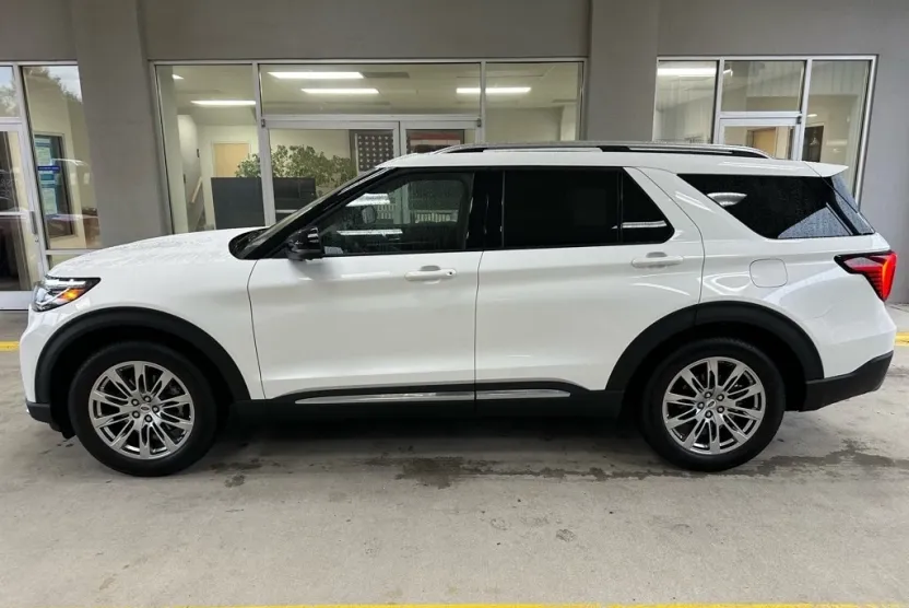 2025 Ford Explorer Platinum photo 1