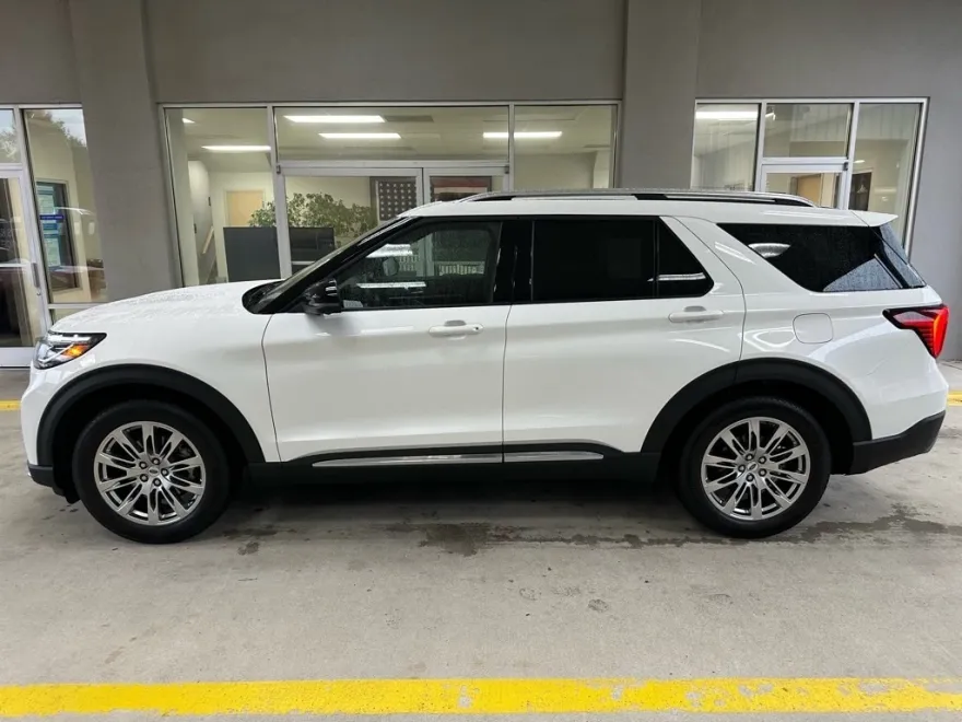 2025 Ford Explorer Platinum photo 1
