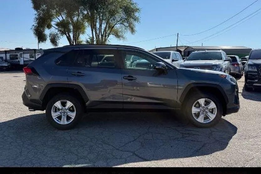 2020 Toyota RAV4 XLE photo 1