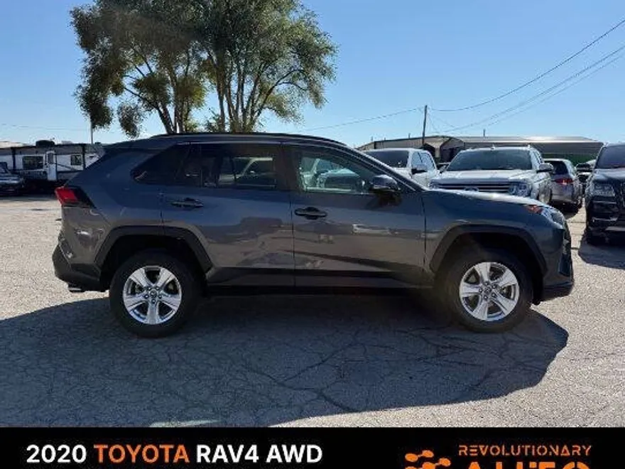 2020 Toyota RAV4 XLE photo 1