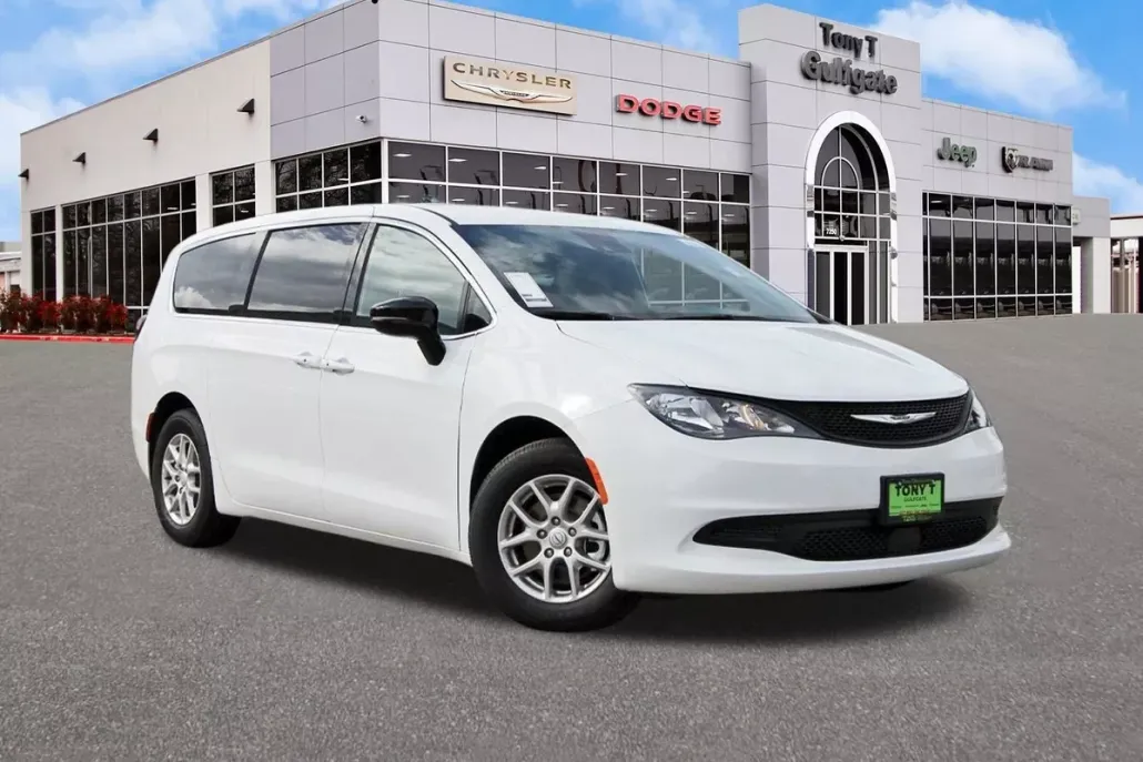2025 Chrysler Voyager LX photo 1