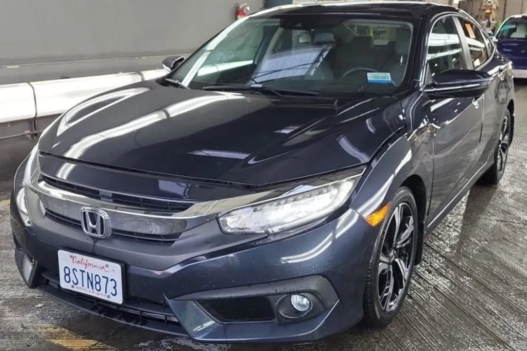 2017 Honda Civic Touring photo 1