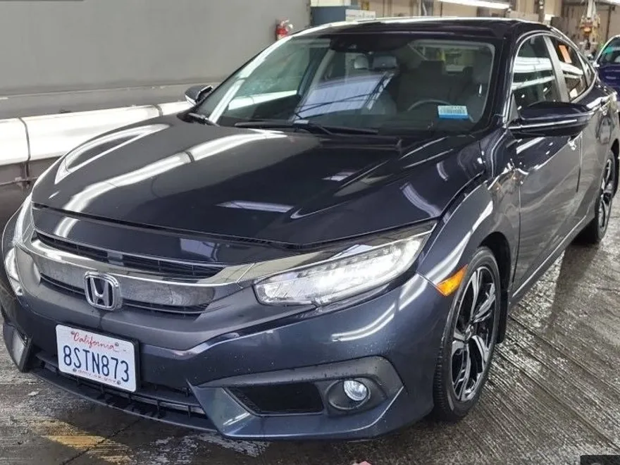 2017 Honda Civic Touring photo 1