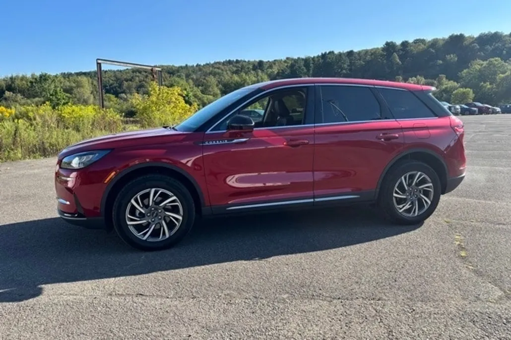 2023 Lincoln Corsair Standard photo 1