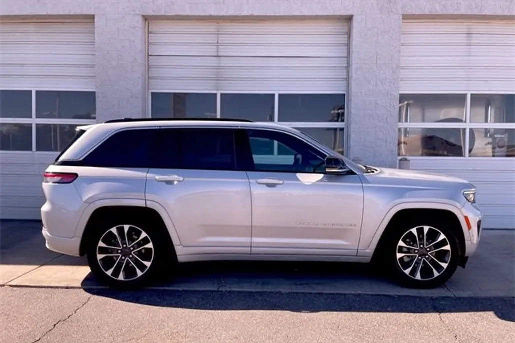 2024 Jeep Grand Cherokee Overland photo 1