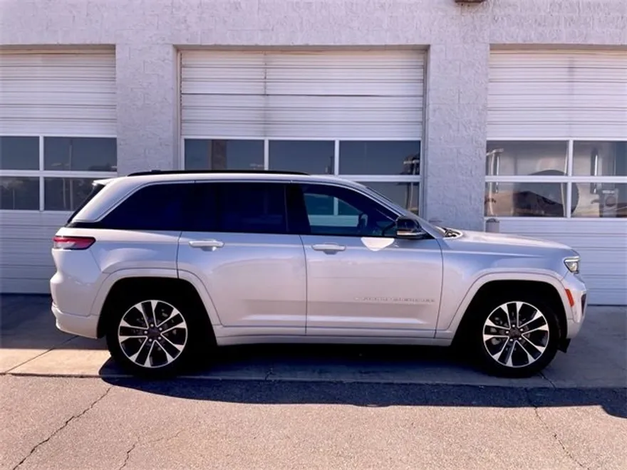 2024 Jeep Grand Cherokee Overland photo 1
