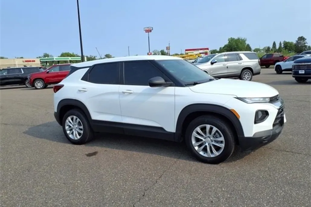 2023 Chevrolet Trailblazer LS photo 1