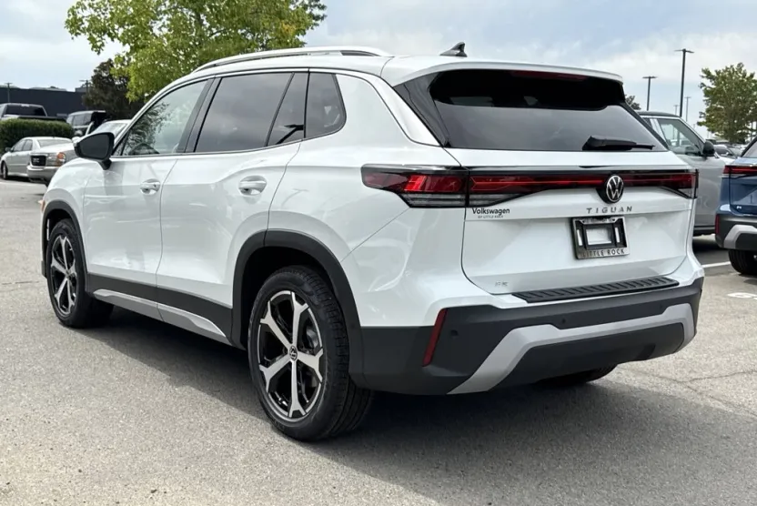 2025 Volkswagen Tiguan SE photo 1