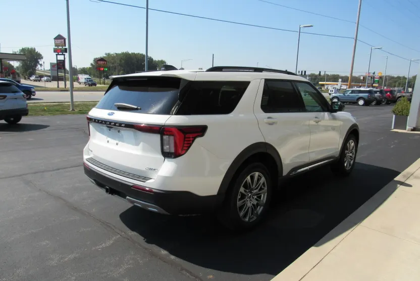2025 Ford Explorer photo 1