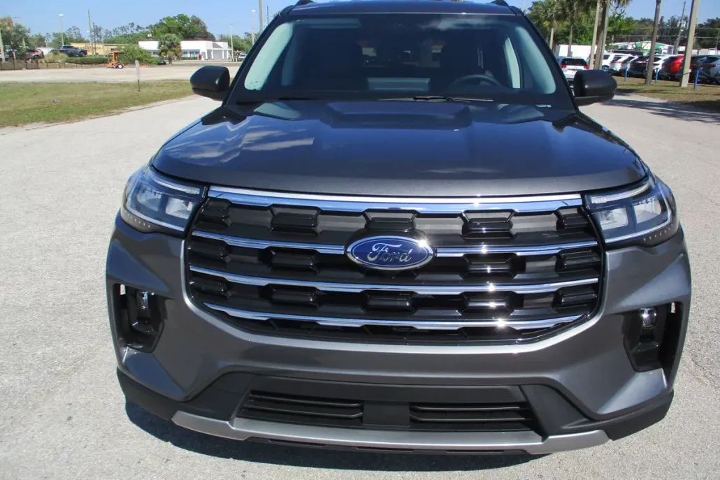2025 Ford Explorer photo 1