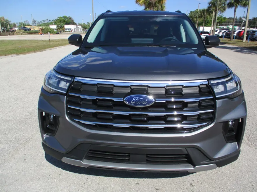 2025 Ford Explorer photo 1