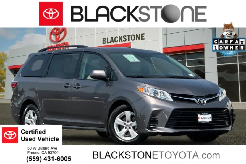 2020 Toyota Sienna LE photo 1