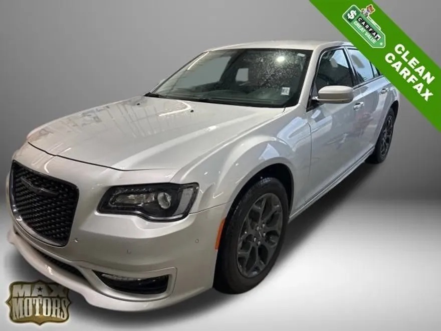 2023 Chrysler 300 Touring L photo 1