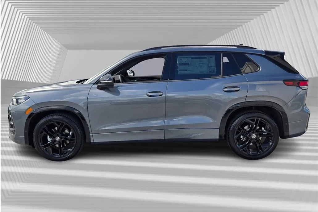 2025 Volkswagen Tiguan SE R-Line Black photo 1
