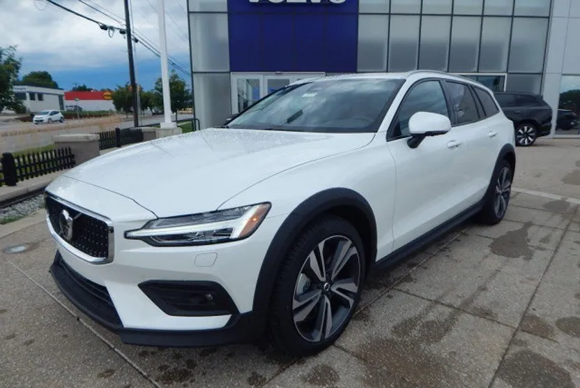 2026 Volvo V60 Cross Country B5 Plus photo 1