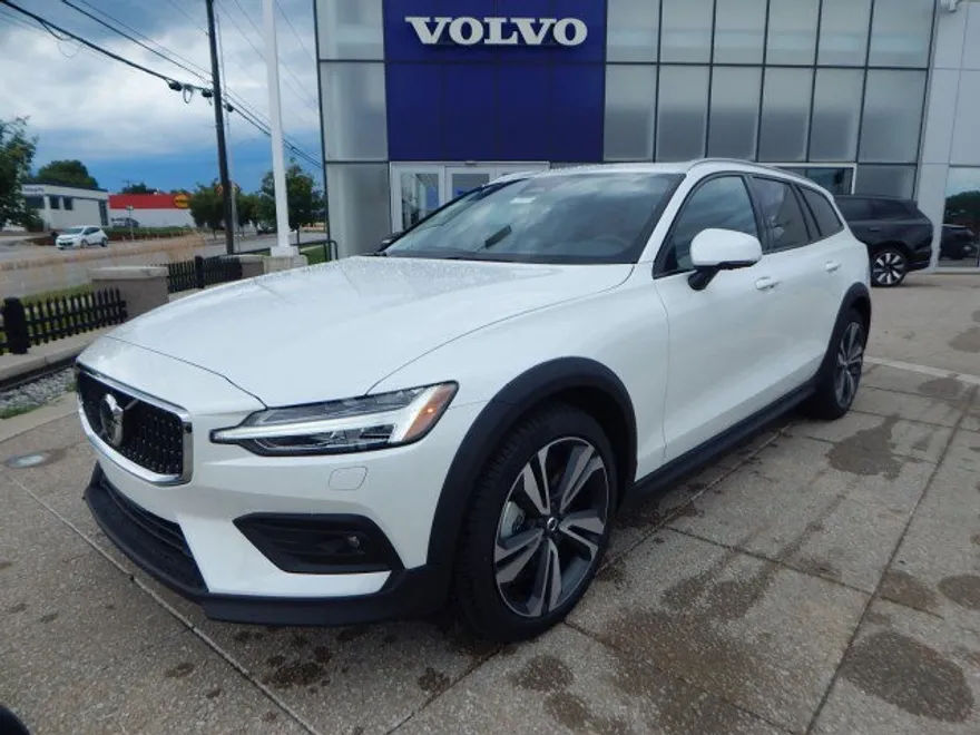 2026 Volvo V60 Cross Country B5 Plus photo 1