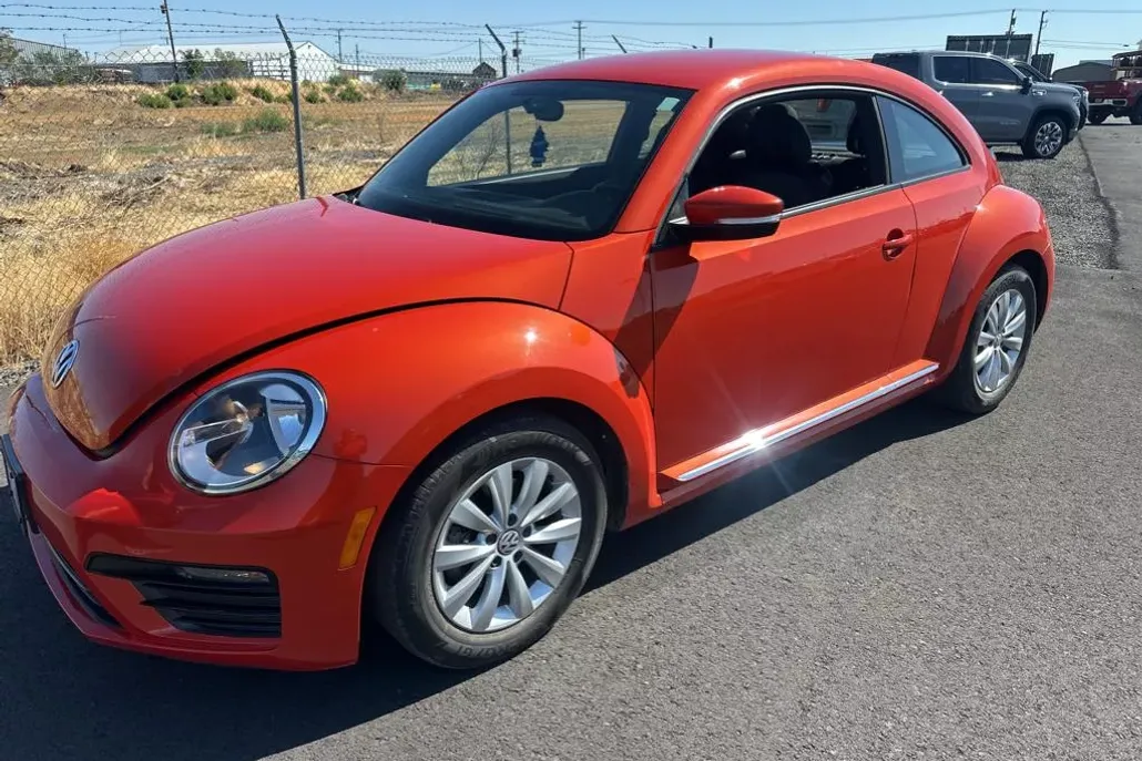 2019 Volkswagen Beetle S photo 1