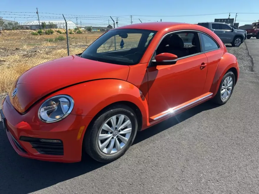 2019 Volkswagen Beetle S photo 1