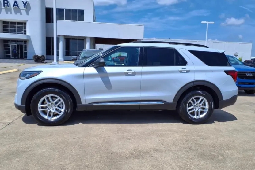 2025 Ford Explorer photo 1