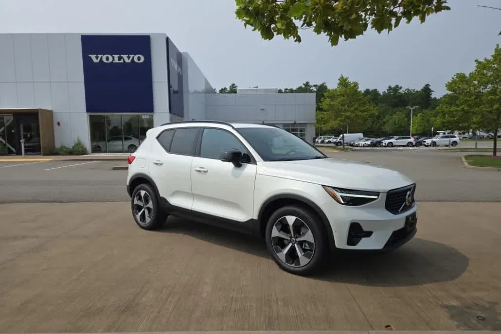2026 Volvo XC40 Plus photo 1