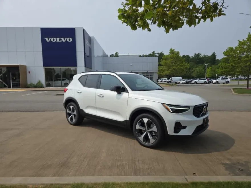 2026 Volvo XC40 Plus photo 1