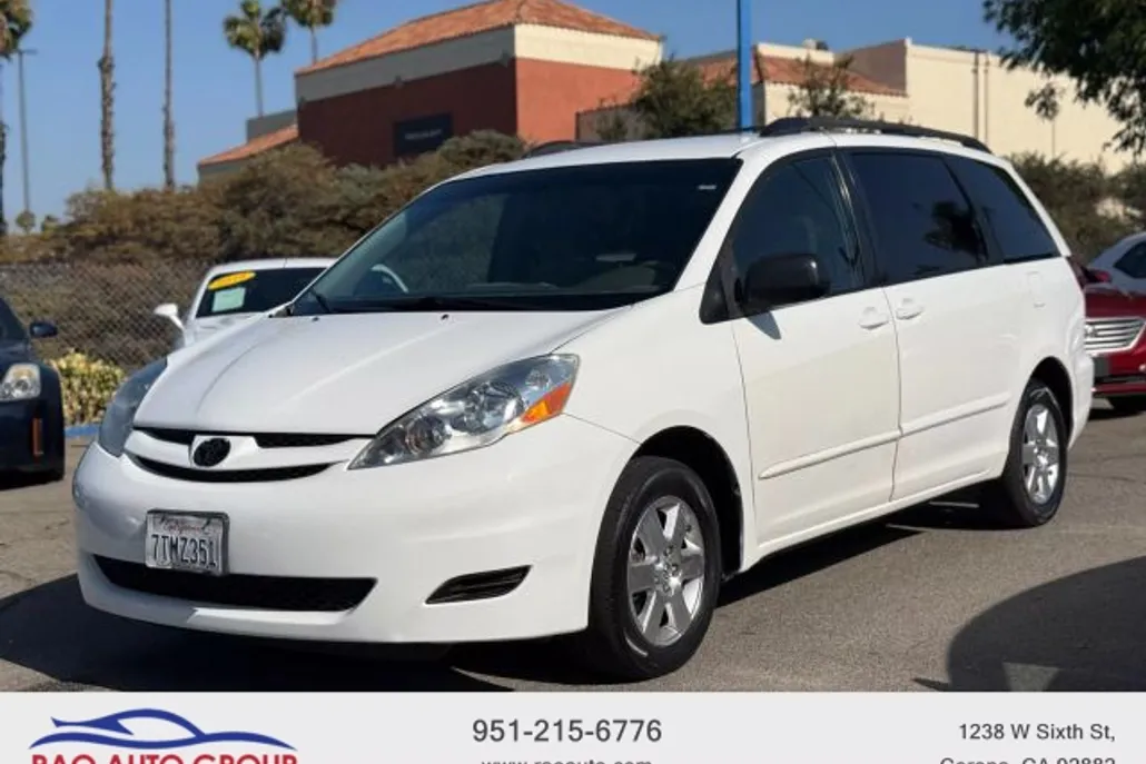 2008 Toyota Sienna LE photo 1