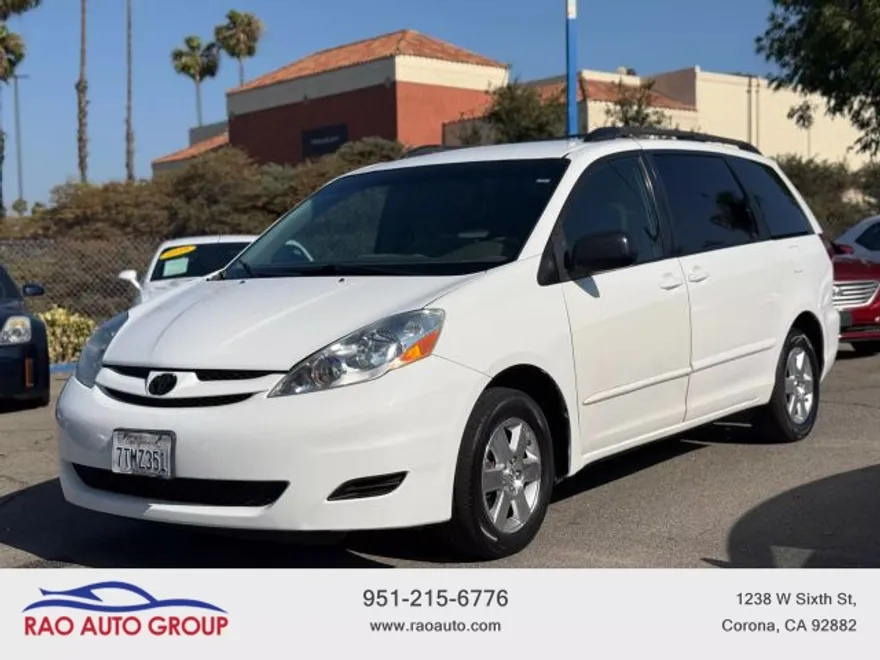 2008 Toyota Sienna LE photo 1