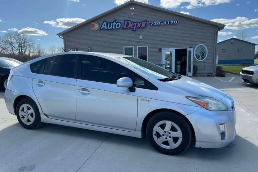 2010 Toyota Prius Four photo 1