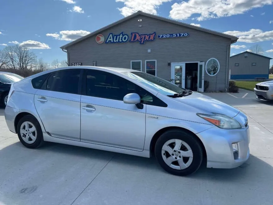 2010 Toyota Prius Four photo 1