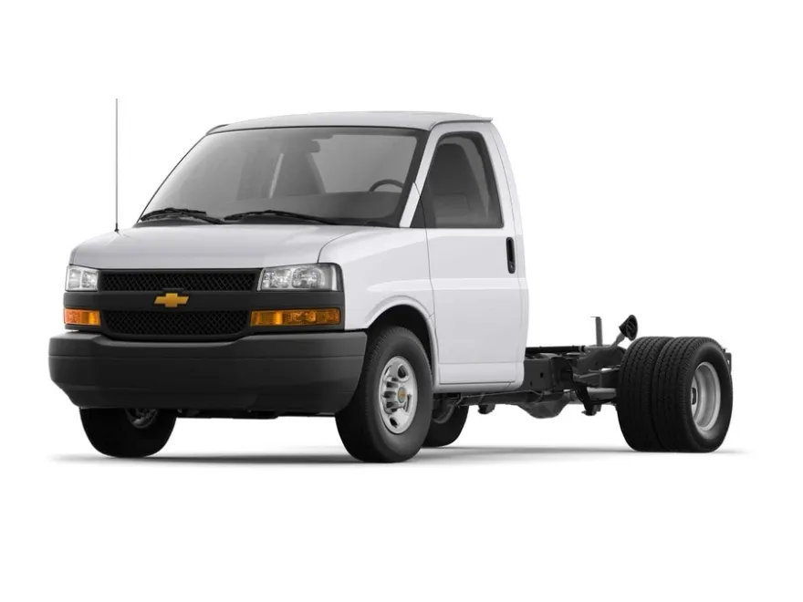 2024 Chevrolet Express Cutaway 3500 photo 1