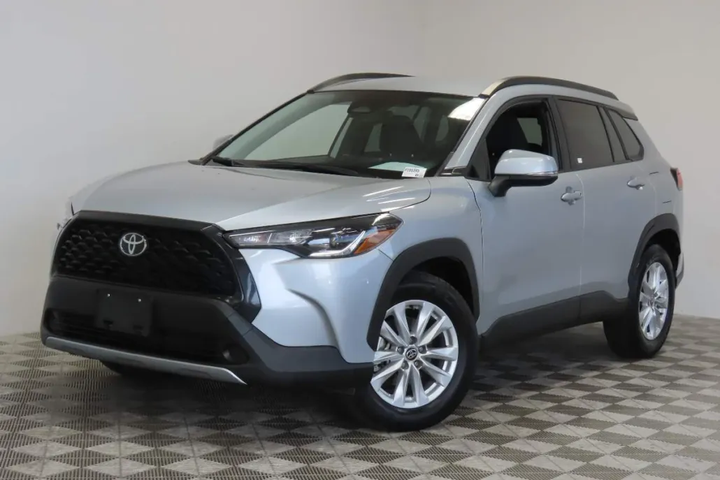2024 Toyota Corolla Cross LE photo 1