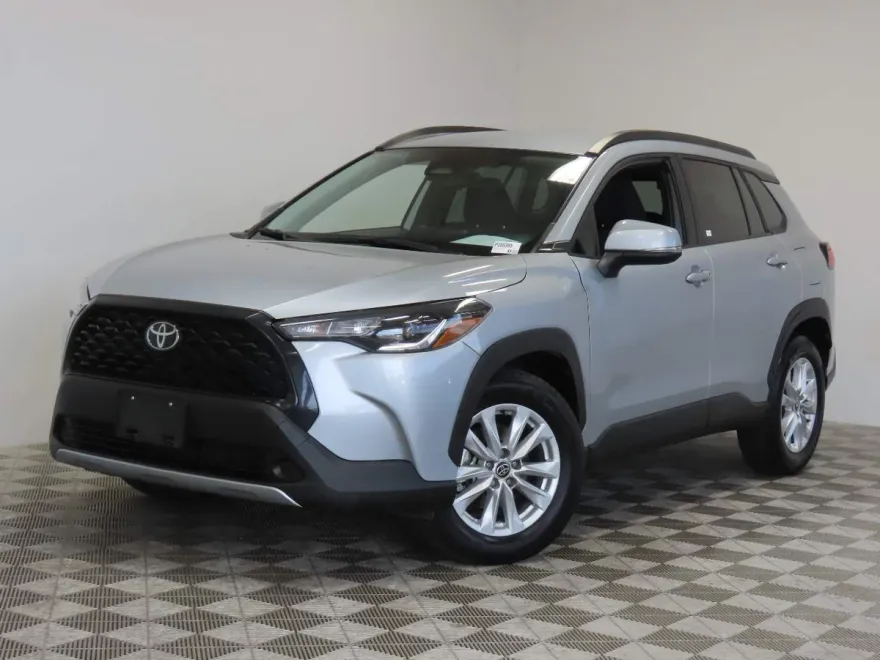 2024 Toyota Corolla Cross LE photo 1