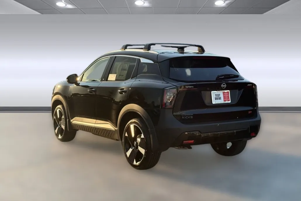 2026 Nissan Kicks SR photo 1